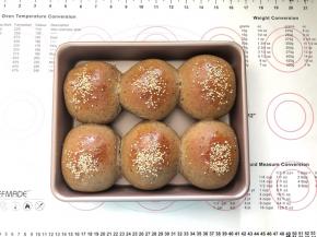 14、夹入喜欢的肉饼、芝士片、生菜，挤上蕃茄沙司、撒上黑胡椒粒，一个美味的汉堡就可以吃了。