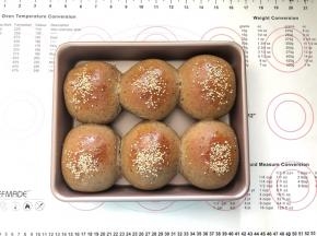 14、夹入喜欢的肉饼、芝士片、生菜，挤上蕃茄沙司、撒上黑胡椒粒，一个美味的汉堡就可以吃了。