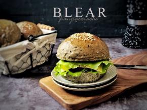 14、夹入喜欢的肉饼、芝士片、生菜，挤上蕃茄沙司、撒上黑胡椒粒，一个美味的汉堡就可以吃了。