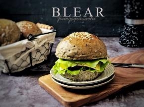 14、夹入喜欢的肉饼、芝士片、生菜，挤上蕃茄沙司、撒上黑胡椒粒，一个美味的汉堡就可以吃了。