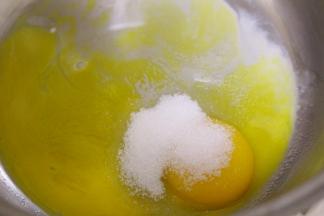 蛋黄加入细砂糖