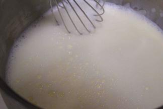 然后将牛奶倒入蛋黄中，边搅拌边倒入，直至细砂糖融化