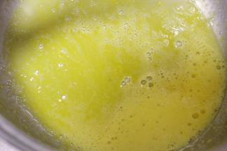 搅拌均匀至发白