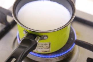 牛奶放入奶锅中，小火慢慢熬制沸腾