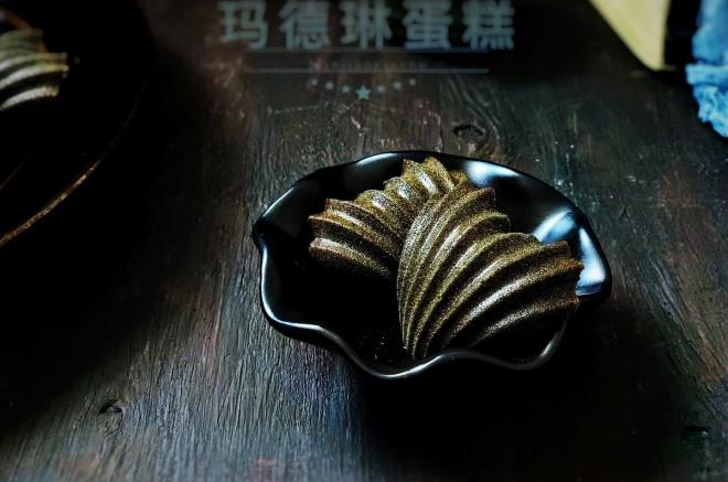 有着金属光泽的蝶豆花玛德琳