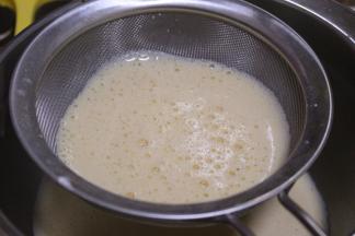 然后将晾凉的奶液过滤