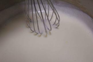 搅拌均匀后，再将奶锅小火慢慢加热直至变得浓稠