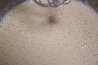 倒入焦糖奶油酱，搅拌均匀，冷却晾凉