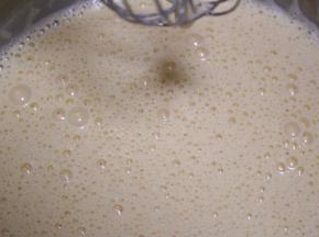 倒入焦糖奶油酱，搅拌均匀，冷却晾凉