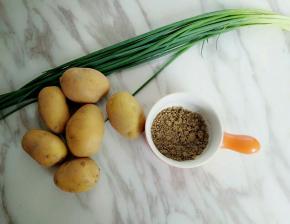准备好食材：小土豆 葱 孜然粉