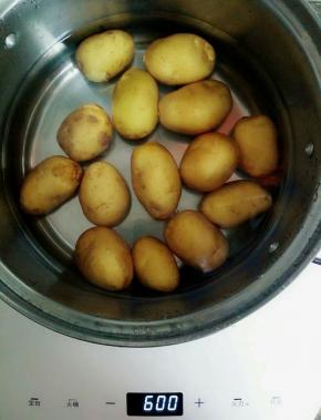 土豆洗干净 直接上锅煮熟