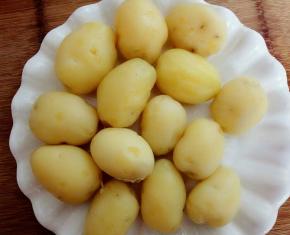 土豆煮好冲凉水 剥干净土豆皮 
