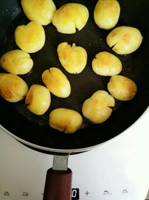 煎至一面金黄 翻面煎另一半