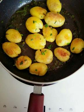 撒点孜然粉 翻炒一下 最后撒葱花就可以出锅了