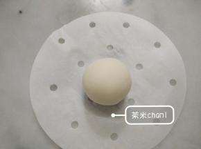 先分出25克的面团，排气，揉圆。