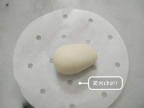 搓一边，会形成一头大一头小的样子。