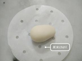 搓一边，会形成一头大一头小的样子。