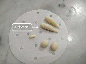 接下来是小部件，前爪一个2.5克，搓水滴状。后腿一个1克，搓成圆形。再搓一个小小的尾巴。