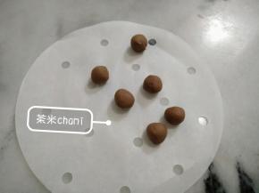 把可可面团搓圆，绿豆般的，当眼睛。