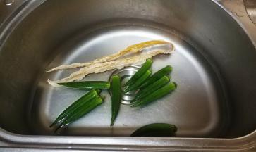支竹泡软；秋葵洗净去头