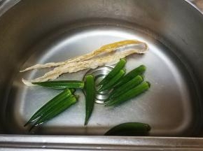 支竹泡软；秋葵洗净去头