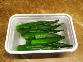 2分钟捞出秋葵放在冰开水里浸泡