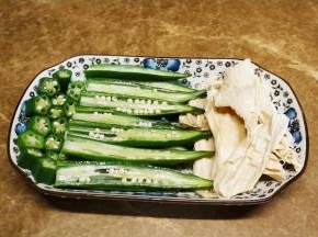 秋葵对半切开，支竹沥干水分放碟子里