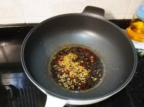 锅里放入香油爆香干辣椒、蒜蓉；
再放入酱油、醋烧香