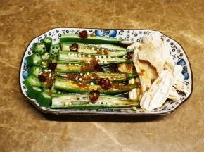 将煮好的汁淋入秋葵支竹上，放冰箱静止浸泡入味即可