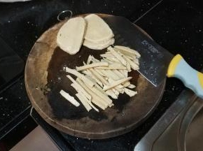 面筋一块，洗净切条