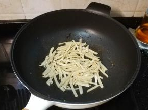 锅里热油放入面筋条翻炒均匀