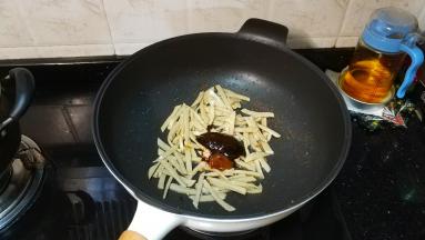 放入一勺柱侯酱一勺蜂蜜