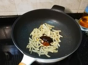 放入一勺柱侯酱一勺蜂蜜