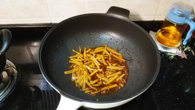 可加入少许水，翻炒均匀即可