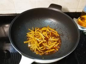 可加入少许水，翻炒均匀即可