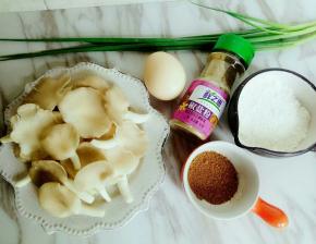 准备好食材：椒盐  蘑菇  面粉  鸡蛋  五香粉  小葱