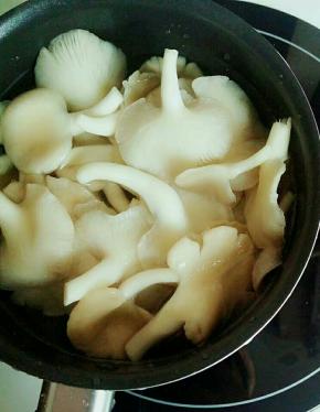 蘑菇冲洗干净  锅中焯水