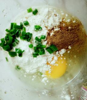 盆里打入鸡蛋  加面粉  五香粉  葱花