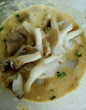 蘑菇倒入面糊里  使蘑菇均匀裹上面糊