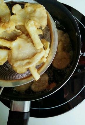 炸至金黄色捞出