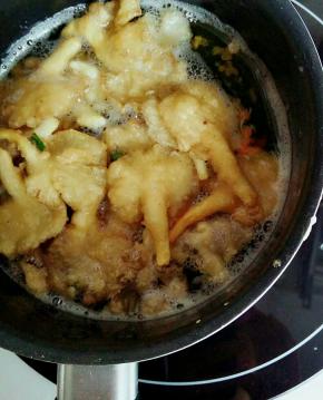 油温升高倒入蘑菇复炸第二次