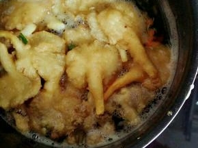 油温升高倒入蘑菇复炸第二次