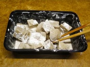 放入淀粉，让每块都粘上