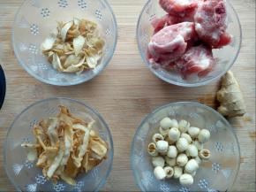 准备好所需食材，排骨洗净。