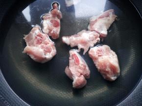 排骨同冷水一同下锅。