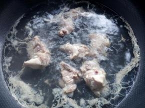 水开后焯烫一分钟。