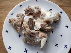 捞出洗净，控干水分。