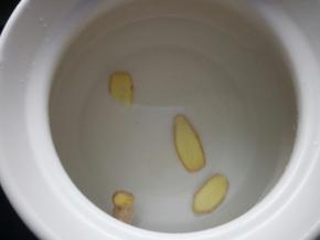 砂锅内放入适量清水，下入姜片。