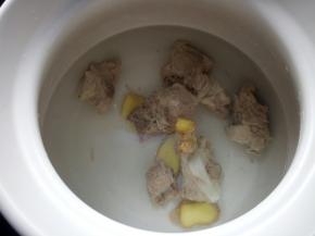 下入焯好的排骨，大火烧开。