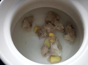 下入焯好的排骨，大火烧开。